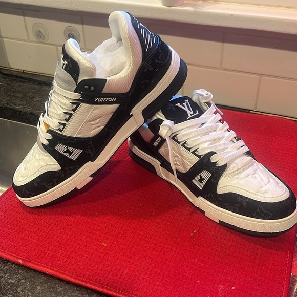 Louis Vuitton Low Trainers Size 11 - Picture 4 of 9